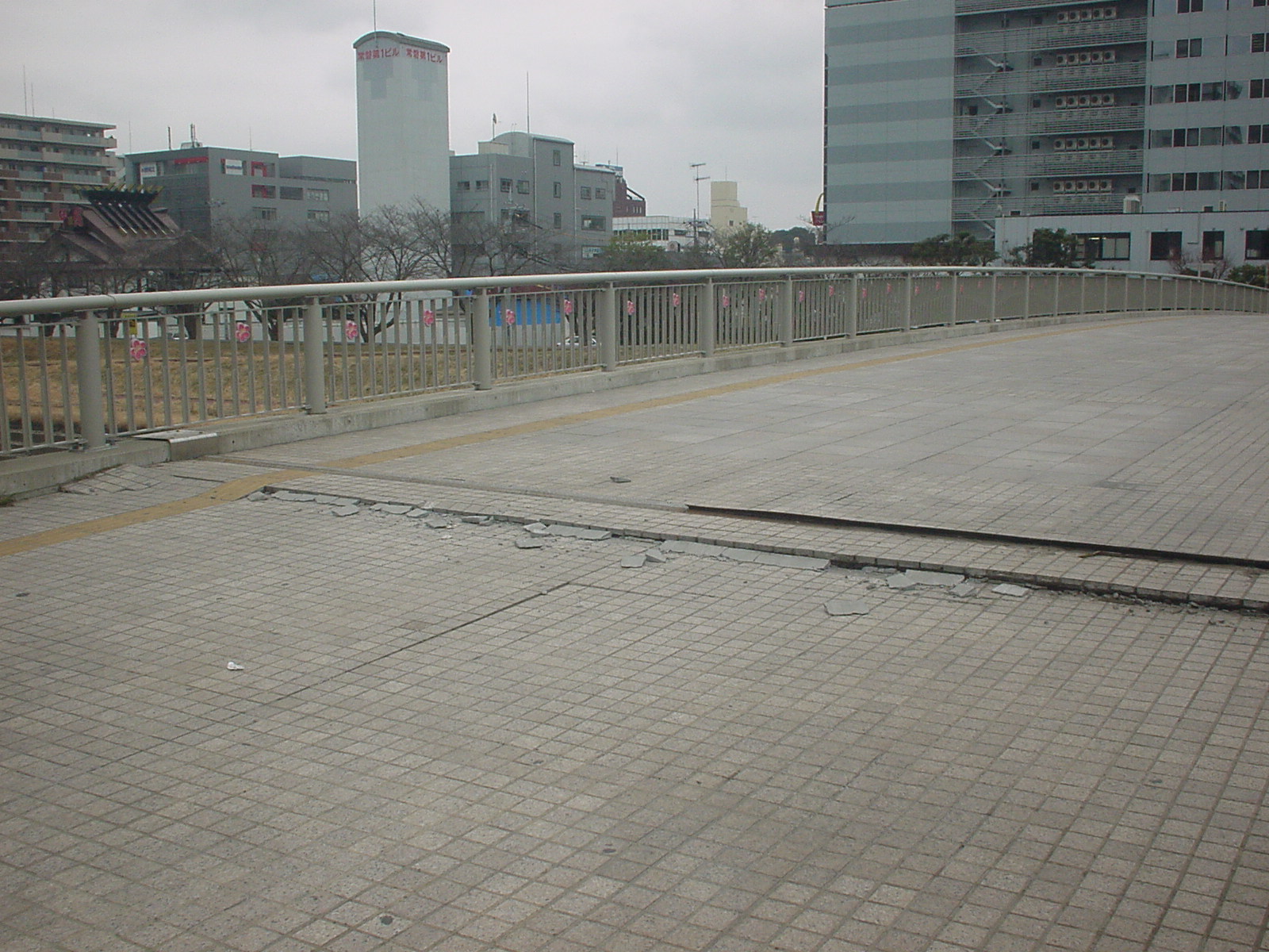 水戸駅南口前の桜川にかかる橋。水戸駅舎、南口ー北口間自由通路、ペデストリアンデッキは損傷が激しく危険なため立ち入り禁止。普段は人や車がと絶えることがない駅前だが、閑散としている。