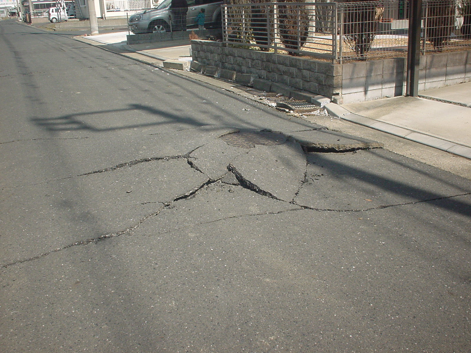 道路はいたるところ亀裂、マンホールの隆起、陥没、水道管の破裂。