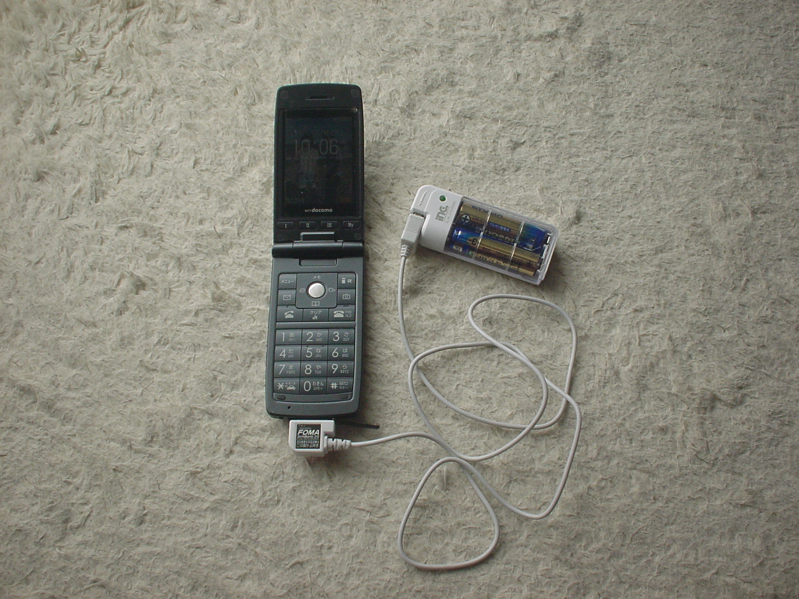 携帯電話の補助電源は単三電池２本では足りない。４本タイプがあればよかった。でも、震災発生直後は回線輻輳のため不通、その後は基地局のバックアップ電源ダウンのため圏外になってしまったため、携帯は役に立たなかった。結局、電力会社による電気の供給が通信の可否を支配している。