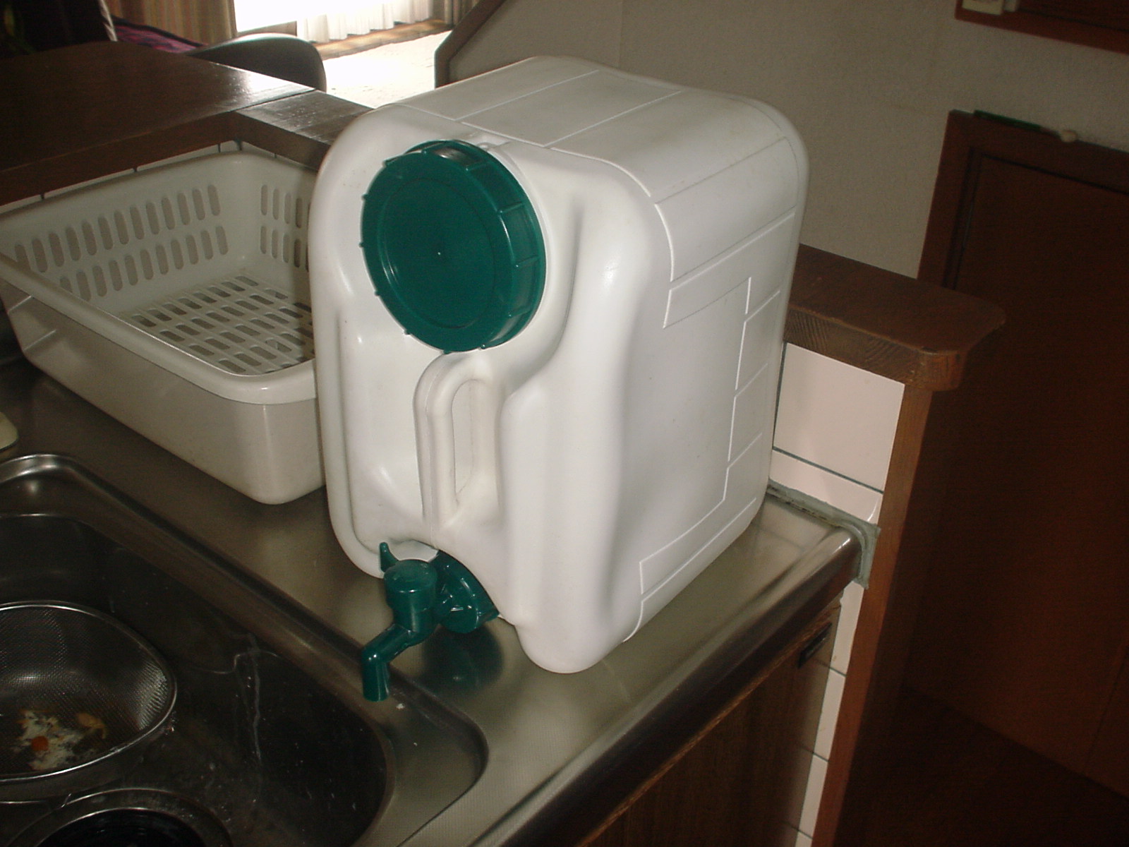 拙宅は太陽光による床暖房・給湯の設備があり、その貯湯槽に３００リットルの水道水がある。この水を、キャンプ用の１０リットルのタンクに移し変えて生活水としてしのいでいる。飲用水は1人あたり２リットルの配給にたよっている。