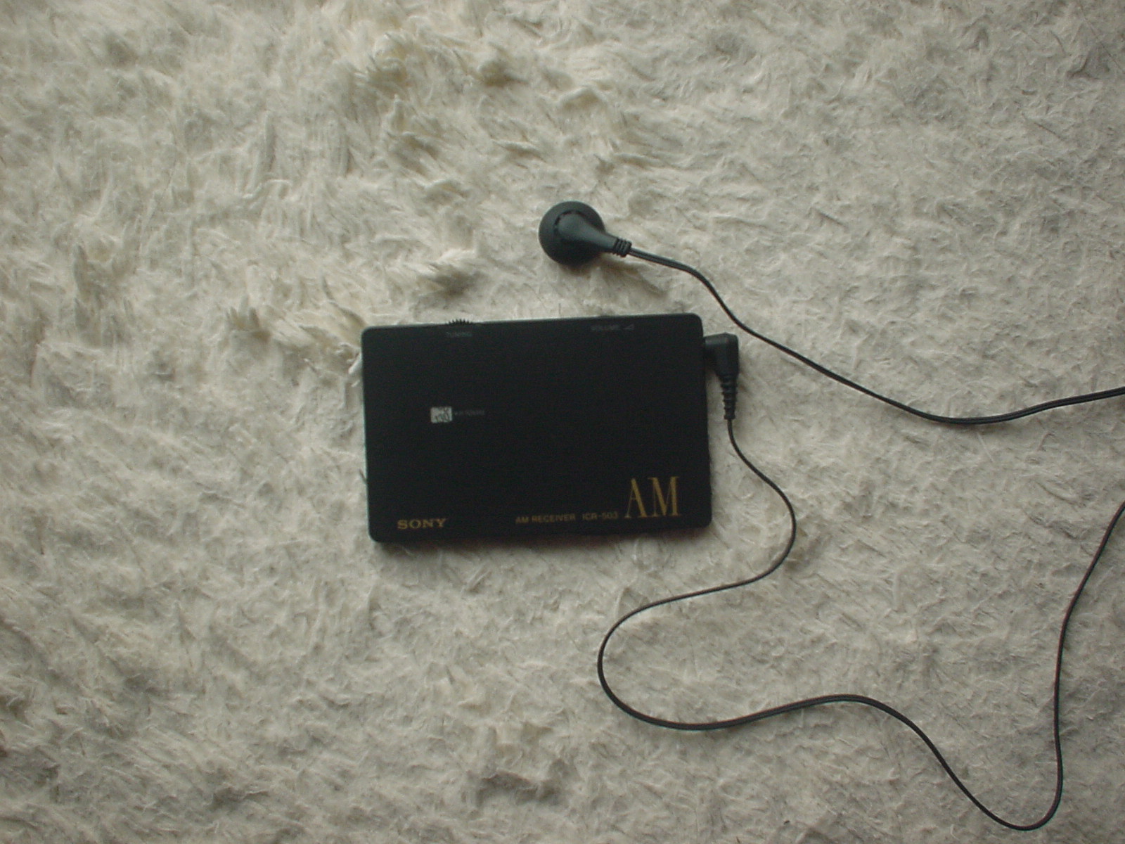 一番役に立った情報源は、このカード型AMラジオ。リチュウム・ボタン電池仕様で、つけっぱなし状態（第一夜めは夜も含め）7日目で、まだ聞こえる。ニュース源は、ローカルラジオ局とNHKラジオ第一が頼りになる。