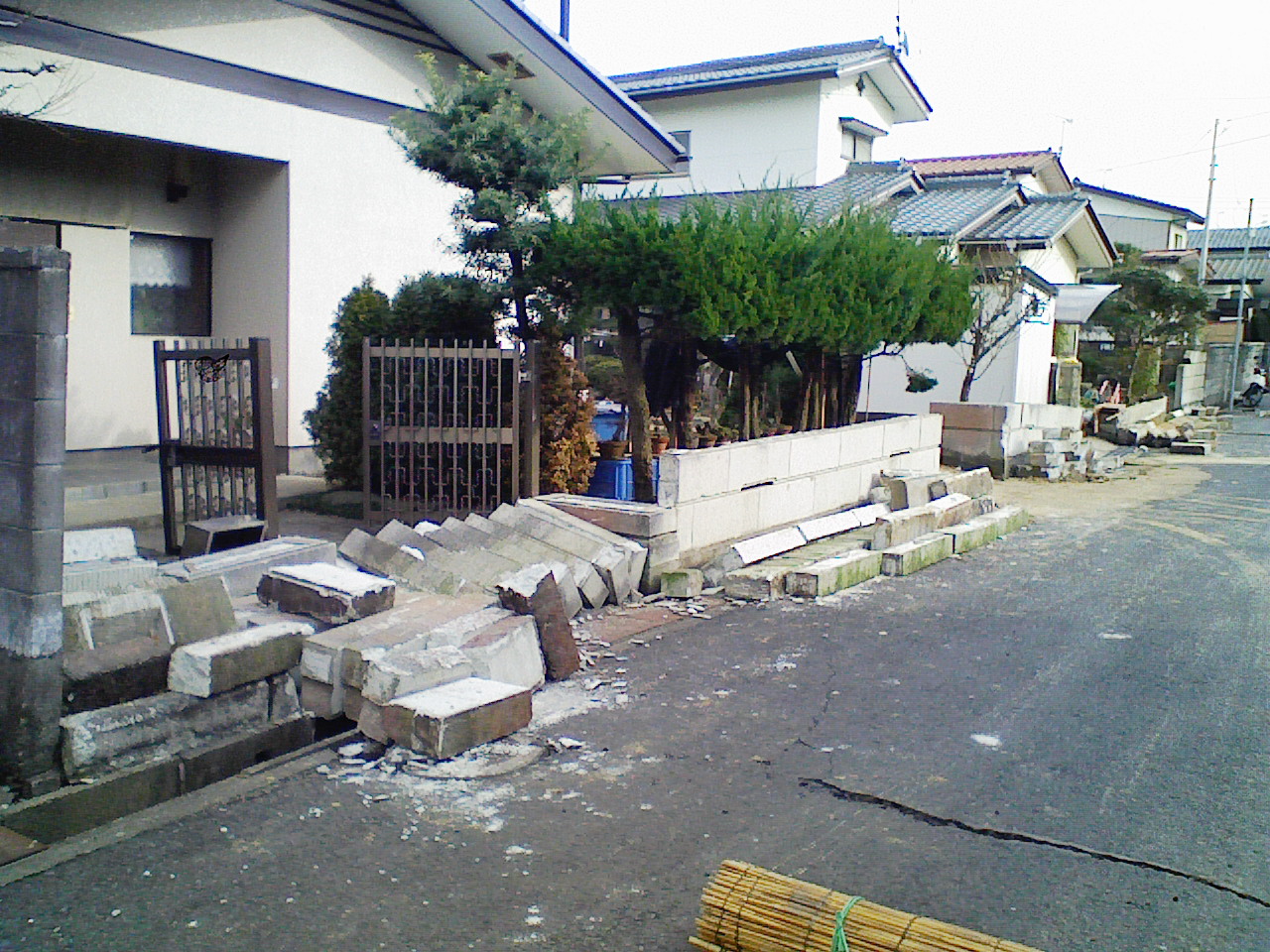 大谷石づくりの塀は被害を受けている場合が多い。