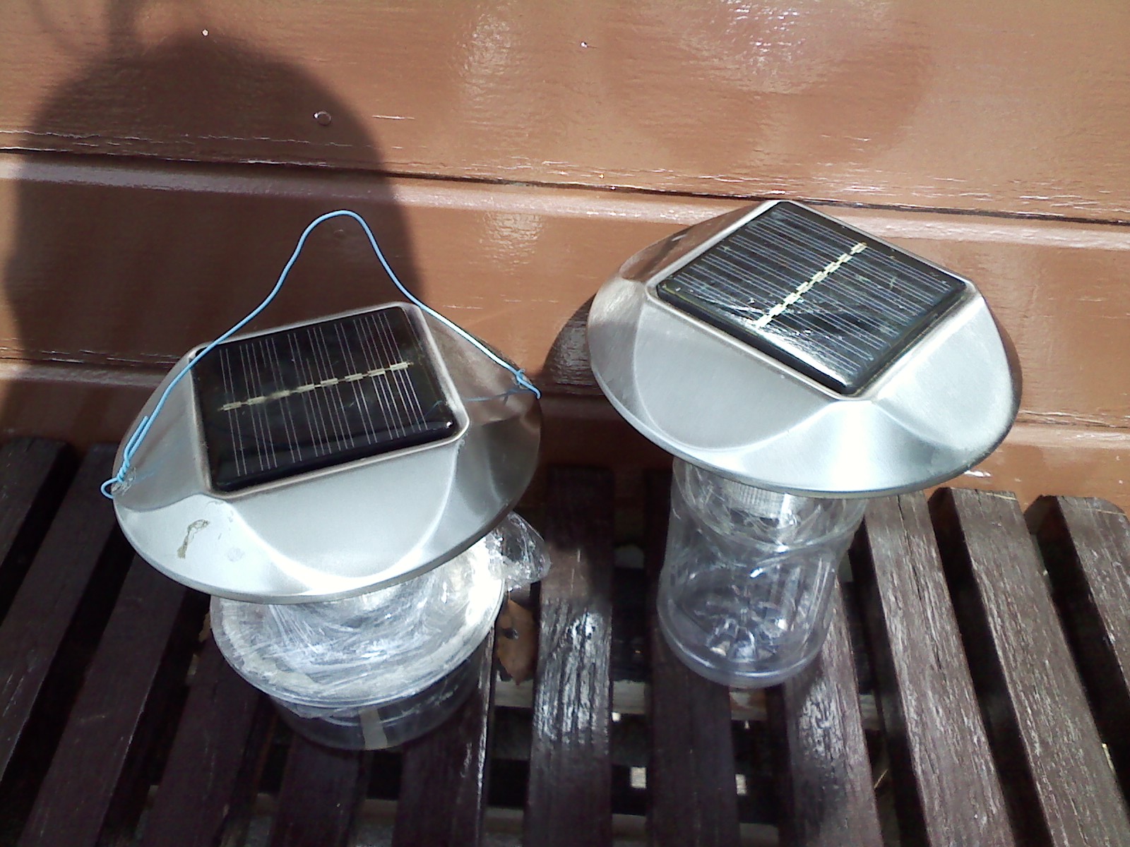 近所の方が見せてくれた手製のソーラー・ランタン？本来は門灯用のものを改造。昼間の充電で一晩十分に光り続けるとのこと。