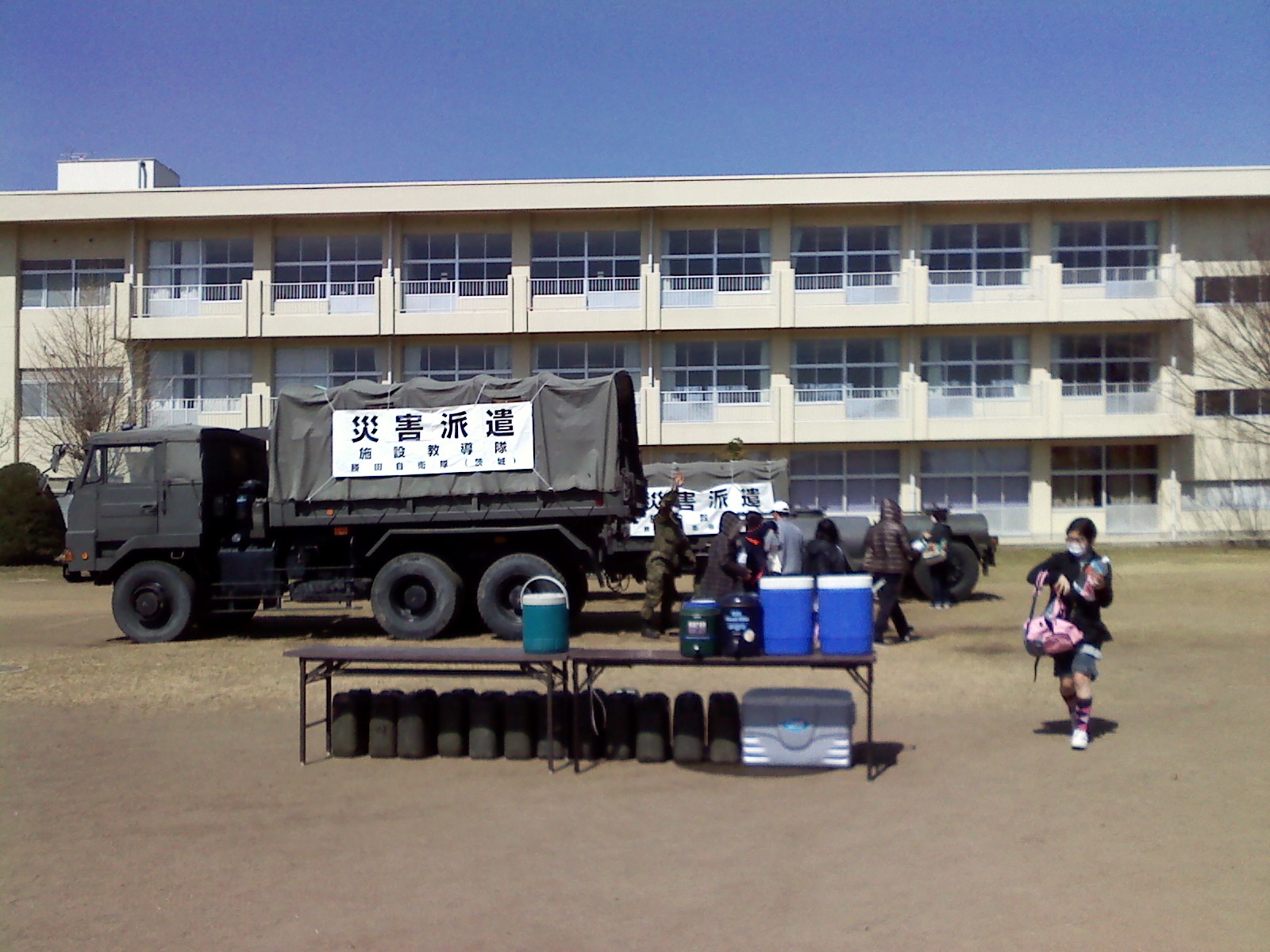 中学校の校庭。地震発生後９日間お世話になった給水所も次第に余裕が出てきた。当初１人あたり２リットルだったものが１週間ほどで４リットルに増えた。