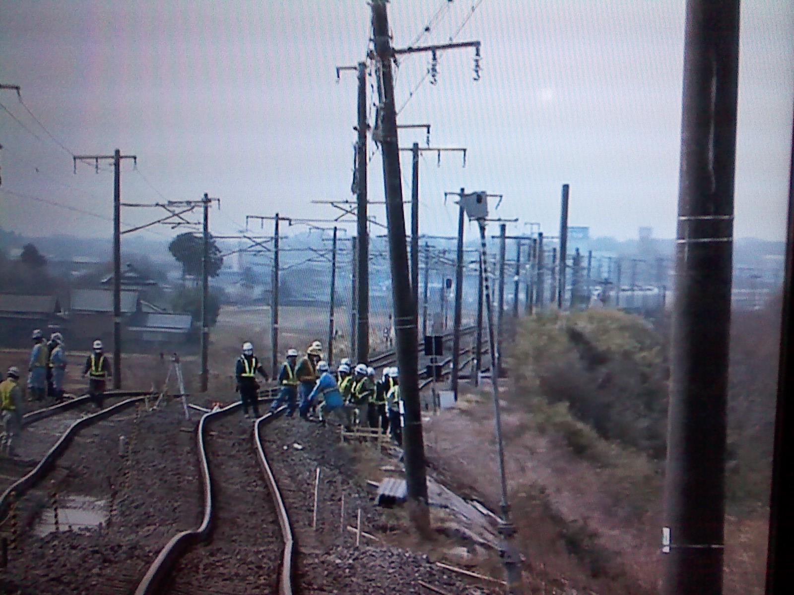 JR常磐線水戸駅ー勝田駅間は県内で一番被害が大きかったらしい。手前側が勝田、正面が那珂川に架かる橋を挟んで水戸駅側。１０日過ぎてもまだ不通。